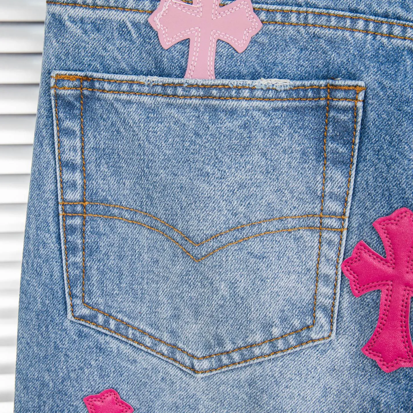 P260 (Higher version, evergreen version) Chrome Hearts 25FW CH blue trousers pink leather cross bamboo jeans. They adopt patchwork elements, mostly in the shape of a cross, with glitter on the leather surface. Unique design, simple and elegant details, exquisite workmanship, neat lines of the entire trousers, and perfect details! It’s also so cool that both men and women can easily control it. It’s a gender-neutral trendy up version. Style number: 1728 Color: blue pants and pink leather Size: 28 30 32 34 36